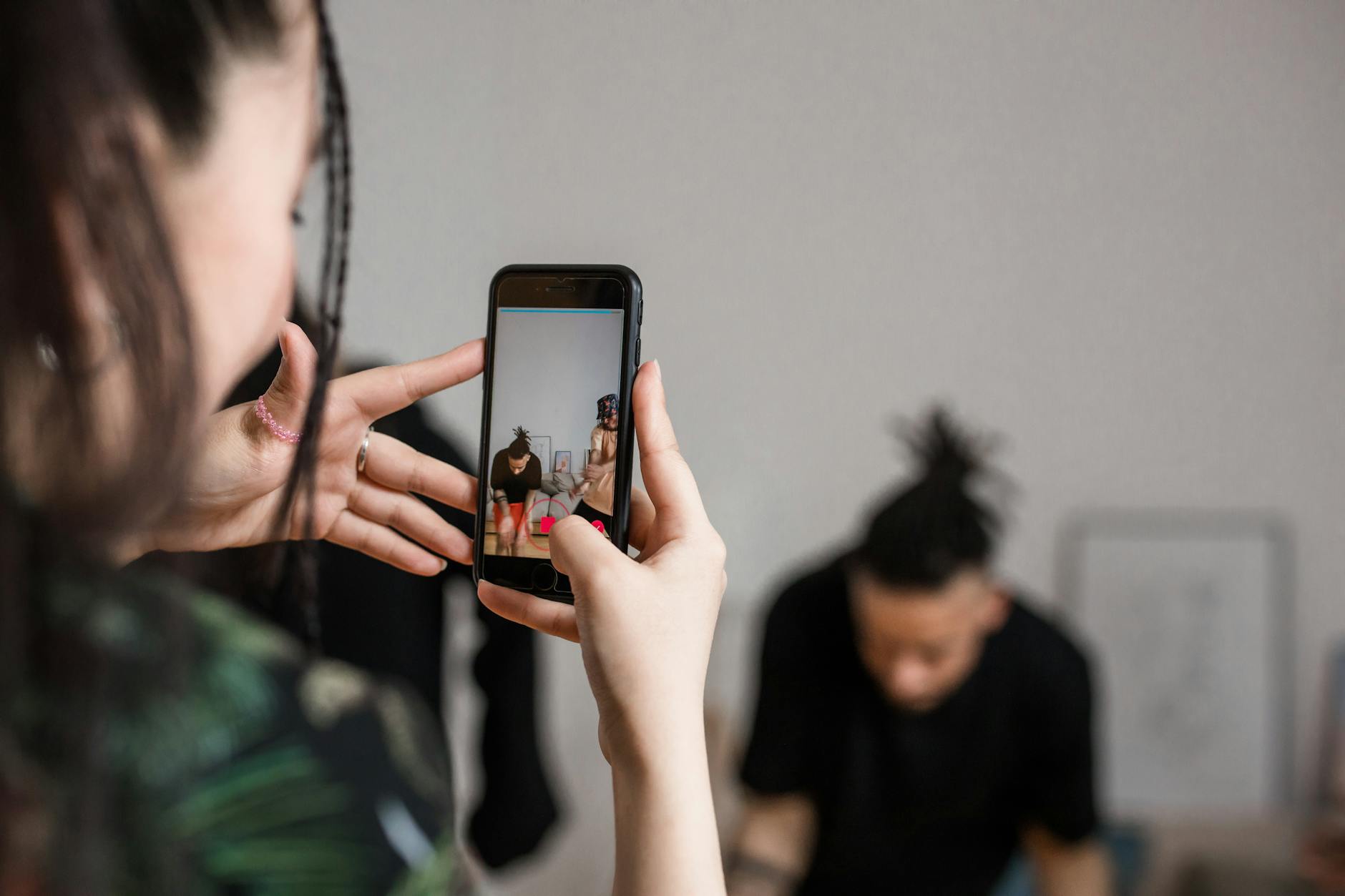 TikTok Ads - tworzenie kampanii reklamowej na smartfonie