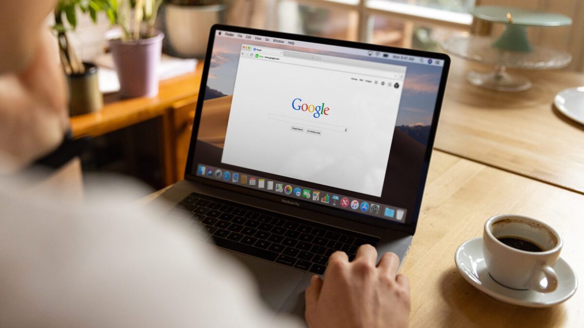 Osoba analizująca wyniki kampanii reklamowej na ekranie laptopa