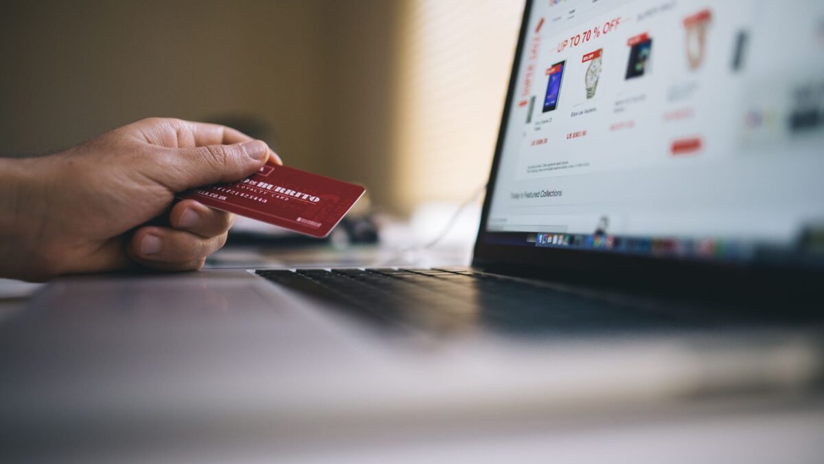 Zakupy online na laptopie z widoczną promocją w sklepie internetowym, ilustracja do tematu kampanii w sezonie Black Friday