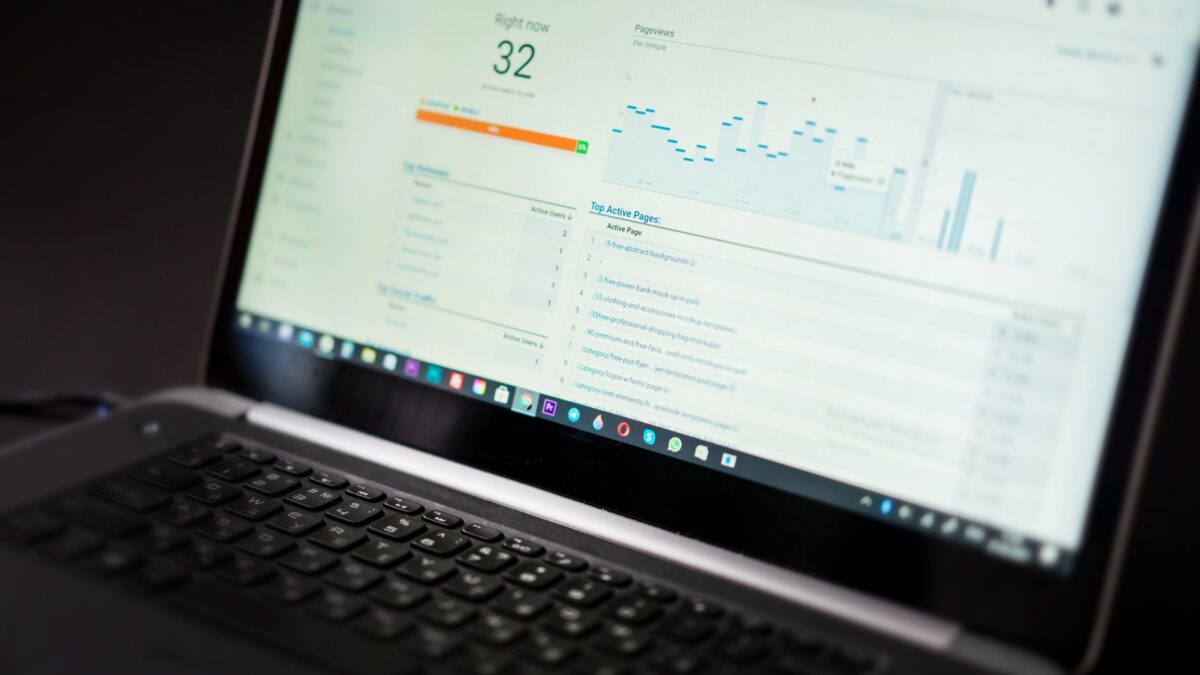 Panel analityczny z raportem ruchu na ekranie laptopa, ilustracja do tematu raportów w Google Analytics 4